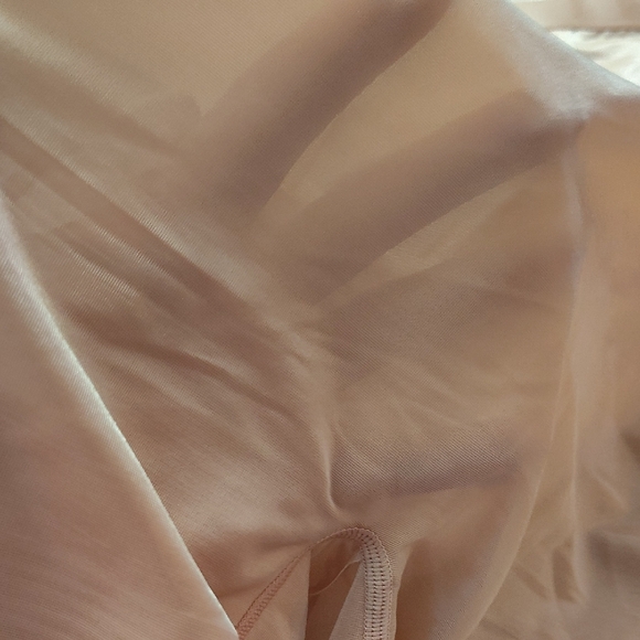 SKIMS- Shapewear BODY SHORTS - Picture 2 of 12